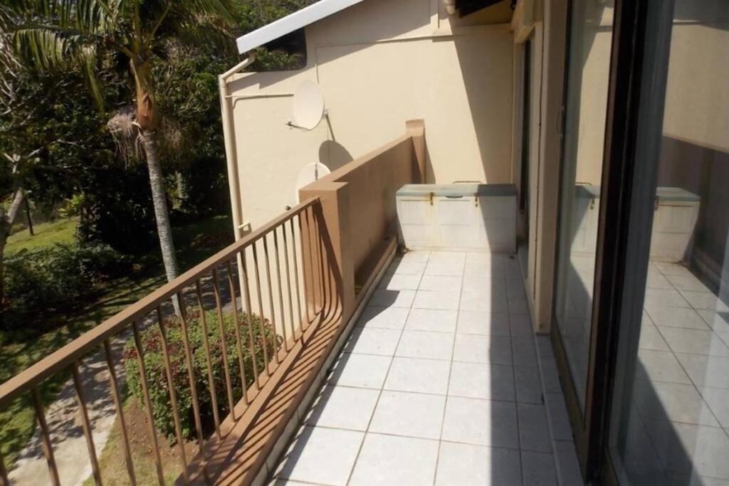 Direct Access To The Beach Port Edward Exterior photo